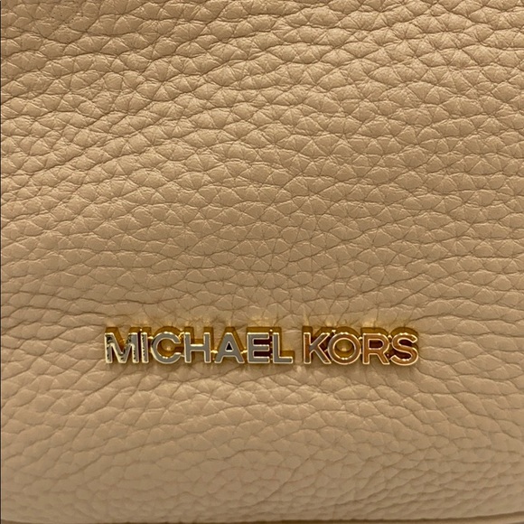 MICHAEL KORS BROOKE MEDIUM BUCKET MESSENGER - Picture 14 of 16